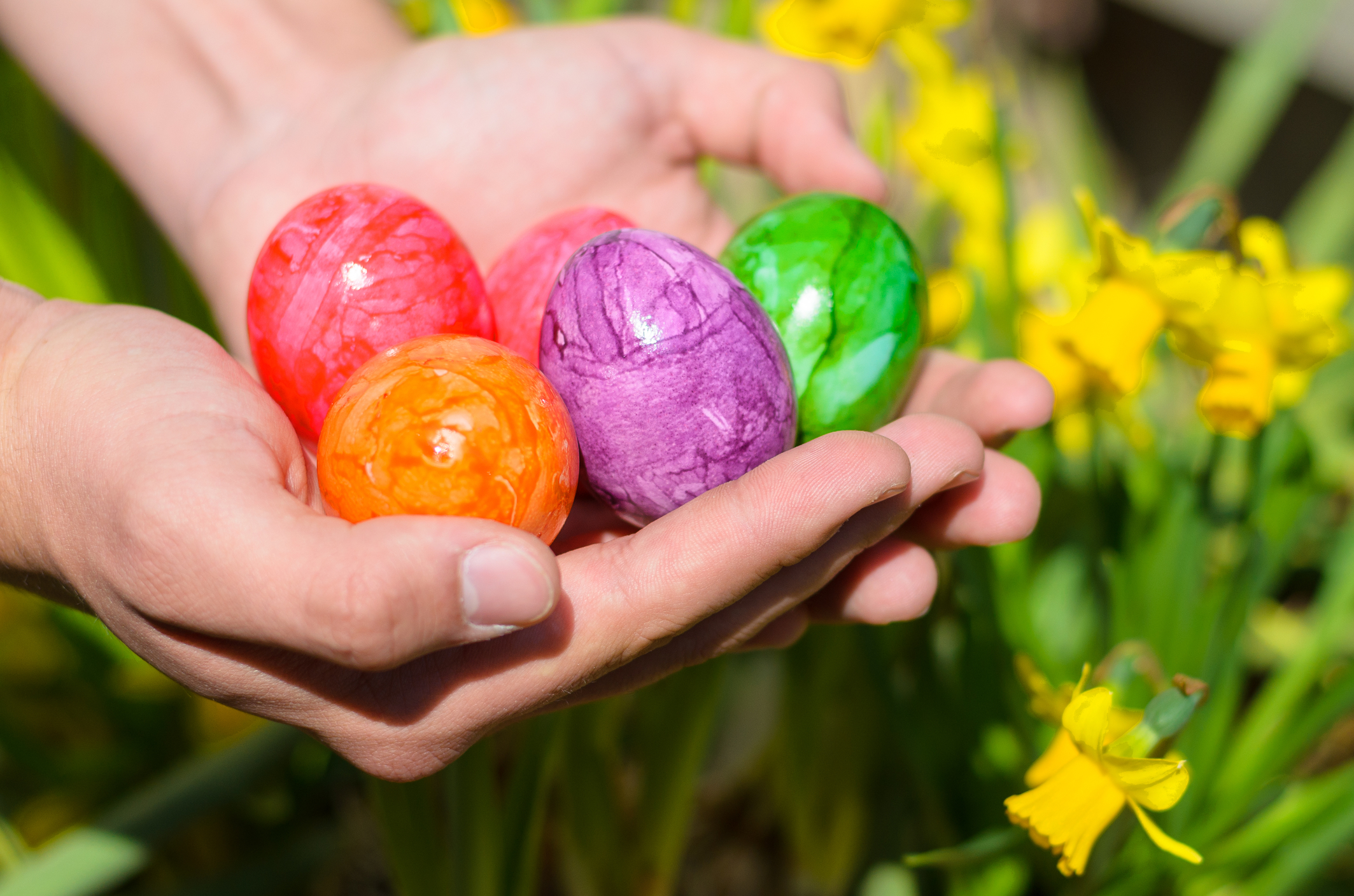 How To Make Your Own Marbled Easter Eggs